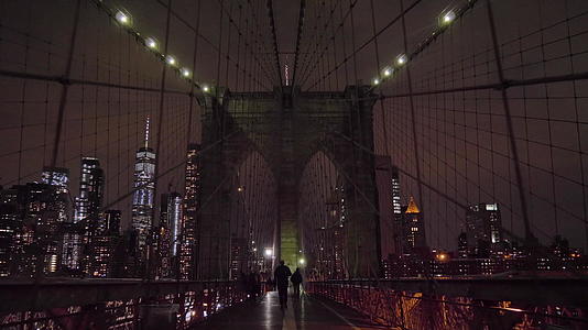 晚上布鲁克林桥和曼哈顿天线在纽约新城Standicam视频的预览图