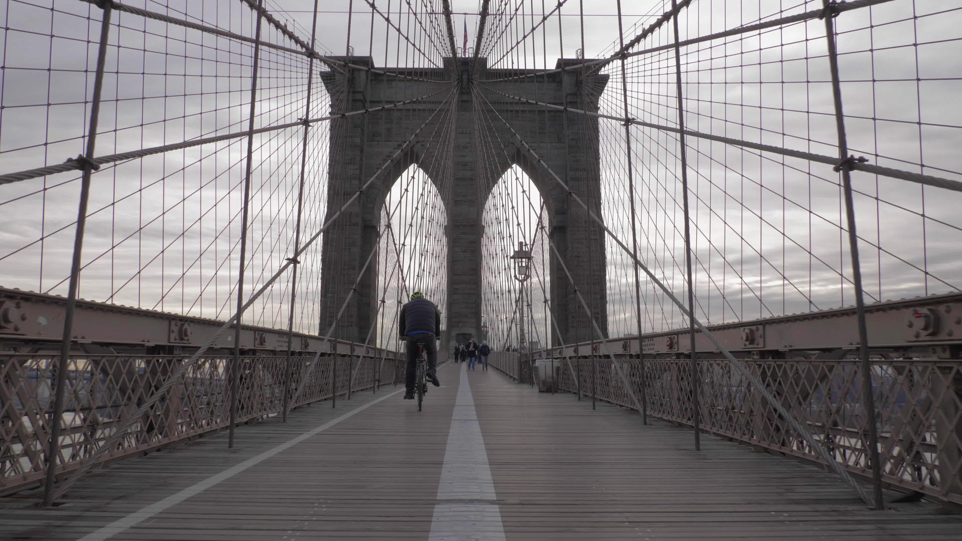 布鲁克林大桥骑自行车的人和游客Standicamshot视频的预览图