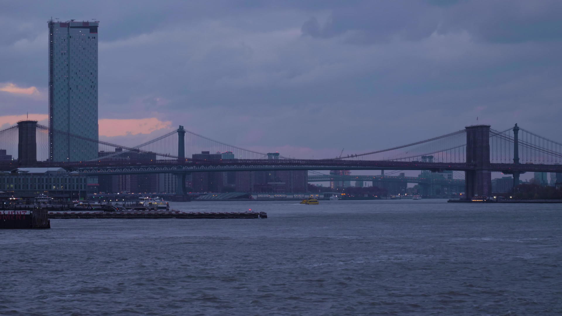 布鲁克林桥和曼哈顿桥在纽约过夜视频的预览图