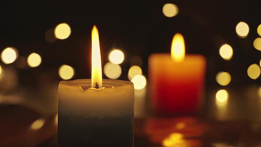 晚上4k蜡烛祈祷燃烧美丽的空镜头视频的预览图