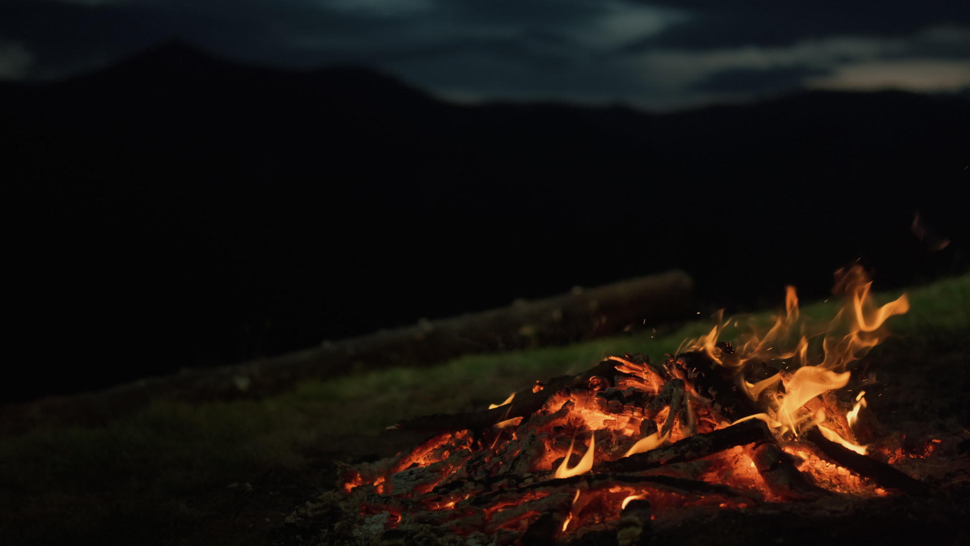 特写营火在漆黑的傍晚山景中自然燃烧视频的预览图