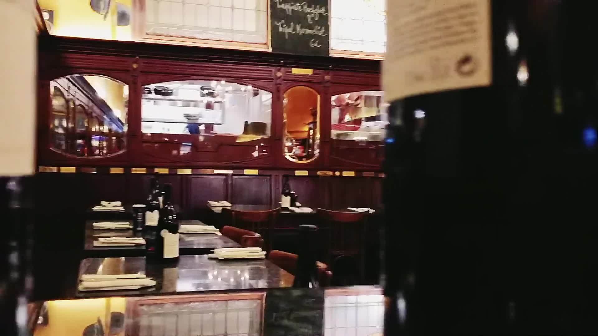 市中心豪华餐厅和葡萄酒店视频的预览图