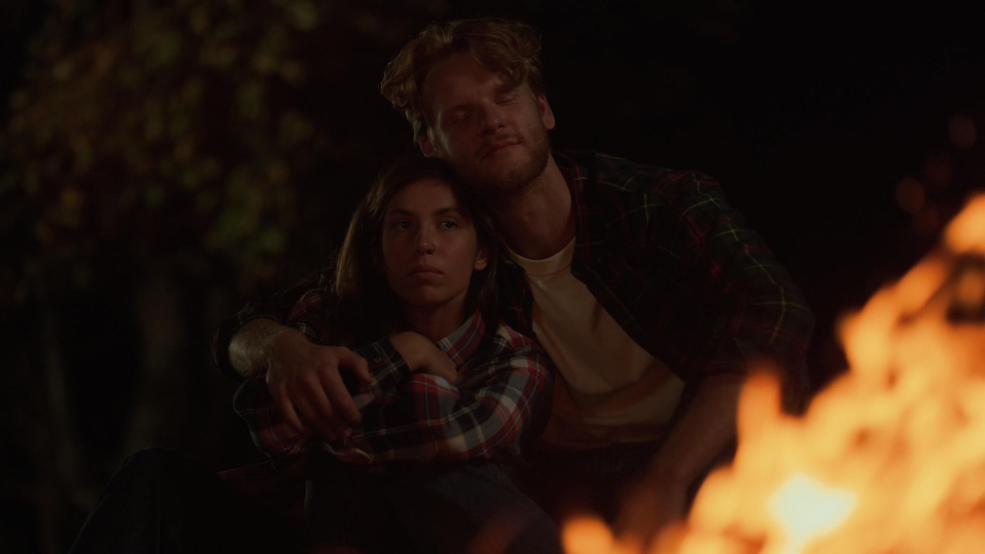 在夜间露营的旅途中浪漫的情人拥抱在一起视频的预览图