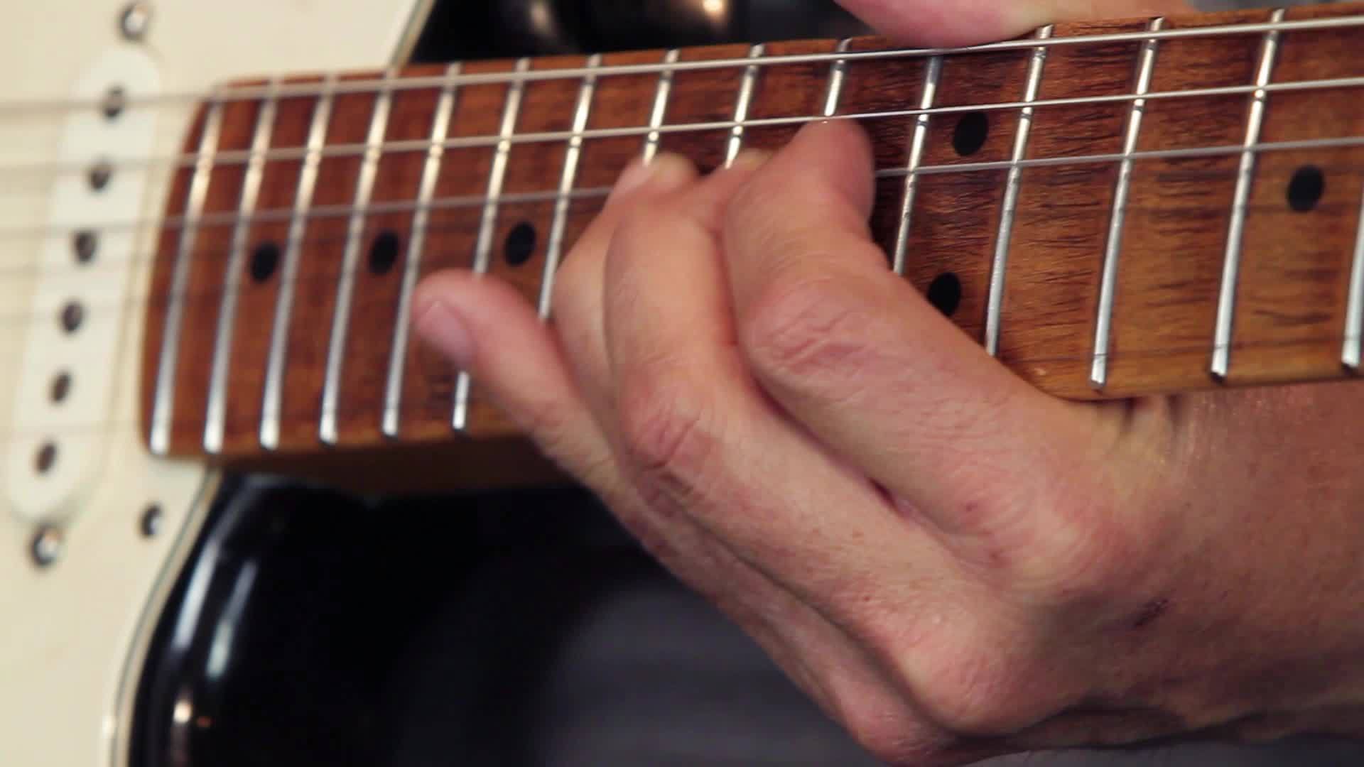 吉他手靠近吉他演奏视频的预览图