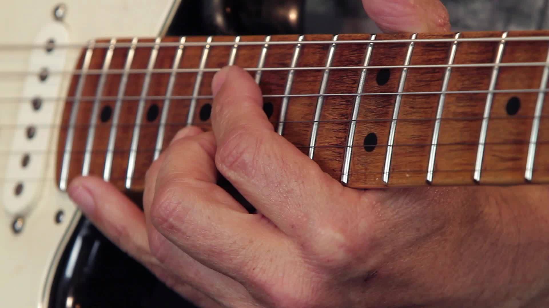 吉他手贴在吉他壁纸上展示如何正确使用弯曲和振动技巧视频的预览图
