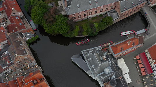 有船的运河鸟在野外倾斜以显示城市风景4k视频的预览图