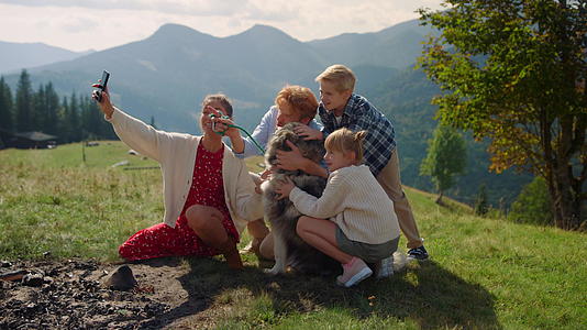 一家人和哈士奇一起坐在山上自拍视频的预览图