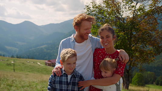 幸福的家庭拥抱山丘视频的预览图