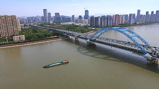 4K航拍杭州复兴大桥双层高架桥车流视频的预览图