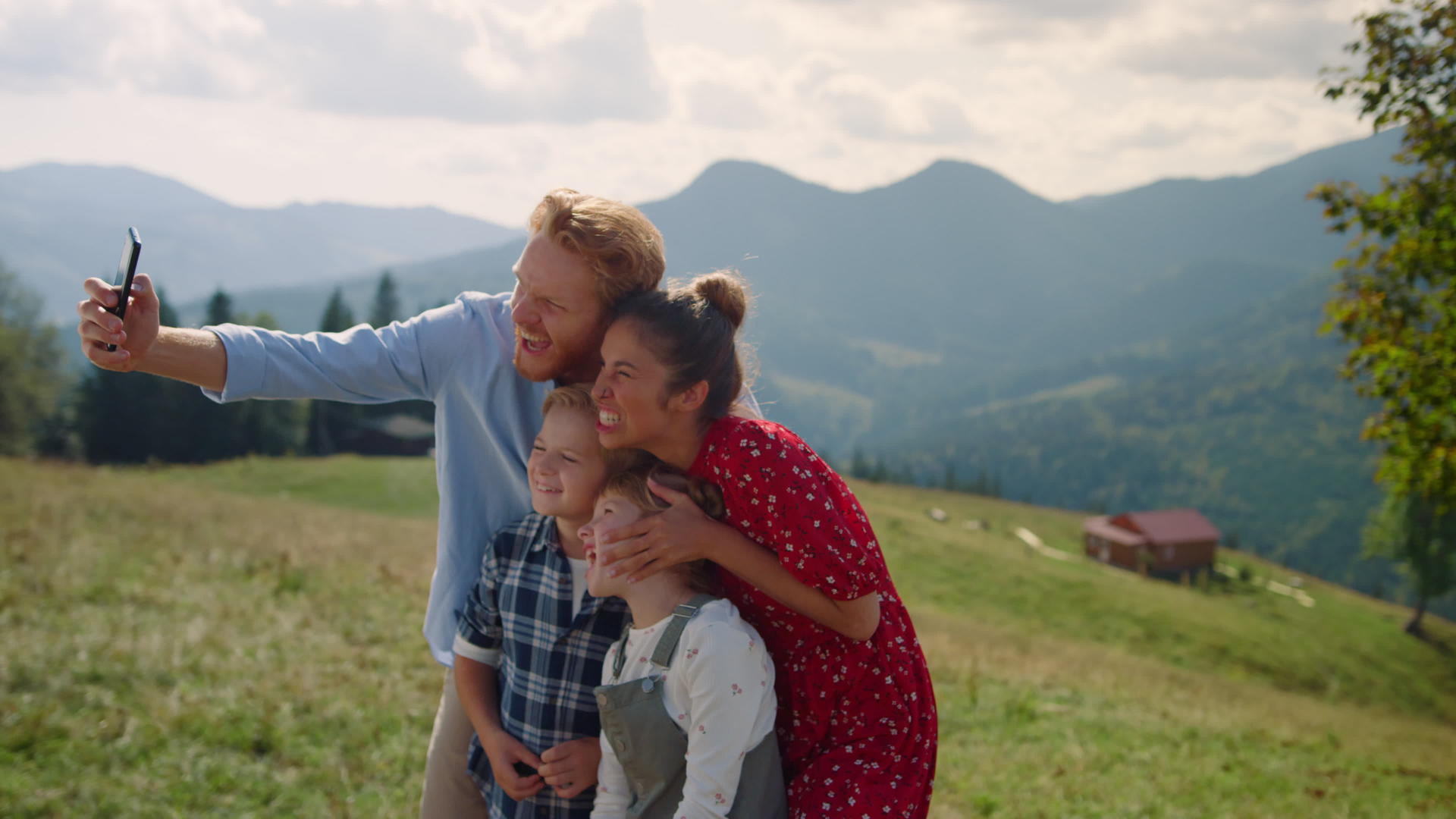 有趣的家庭愚弄在山上自拍视频的预览图