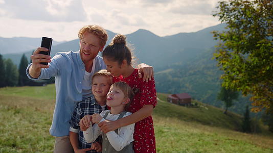 幸福的家庭用舌头在山上自拍视频的预览图