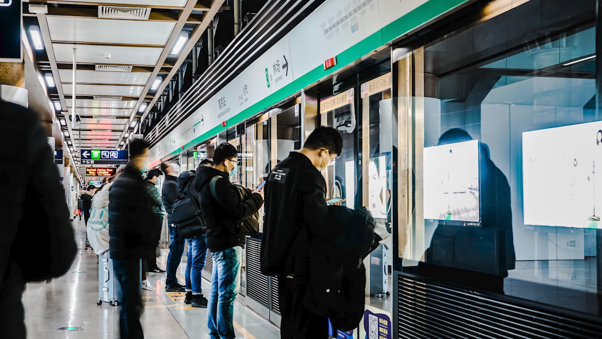 8K实拍新年开工城市公共交通地铁上下班人流延时视频的预览图