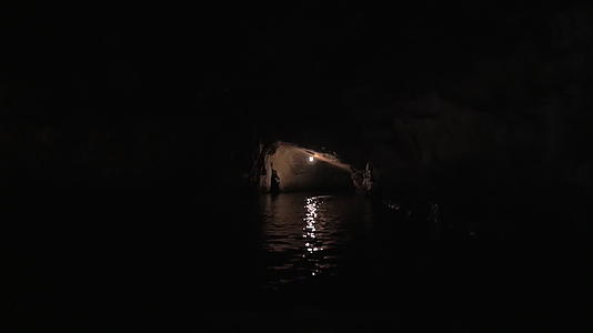 在黑暗的卡斯特山洞河长海湾维特南航行视频的预览图