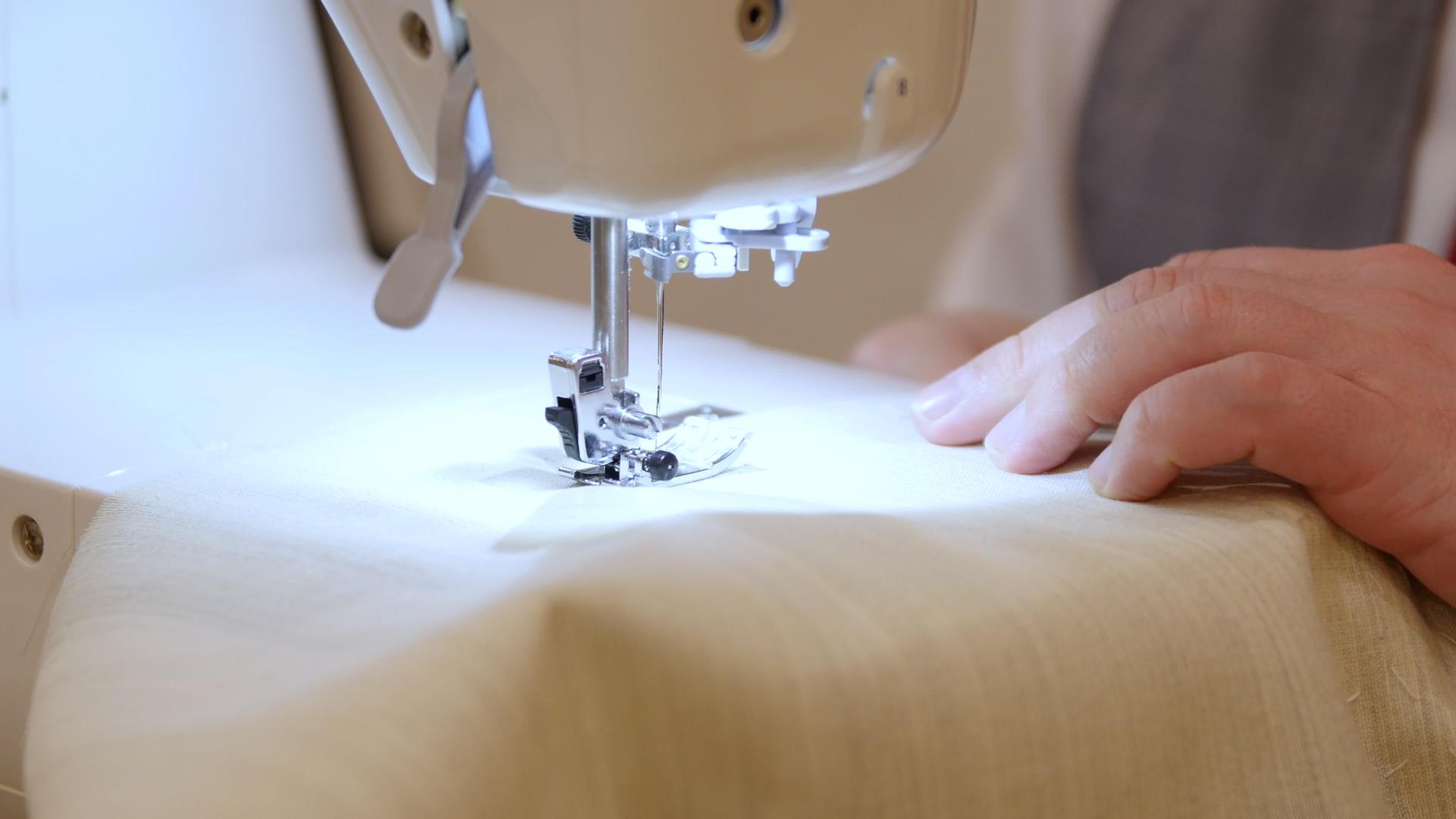 裁缝机缝制的浮动帆布增加了夹克的前幅结构并确保夹克合适视频的预览图