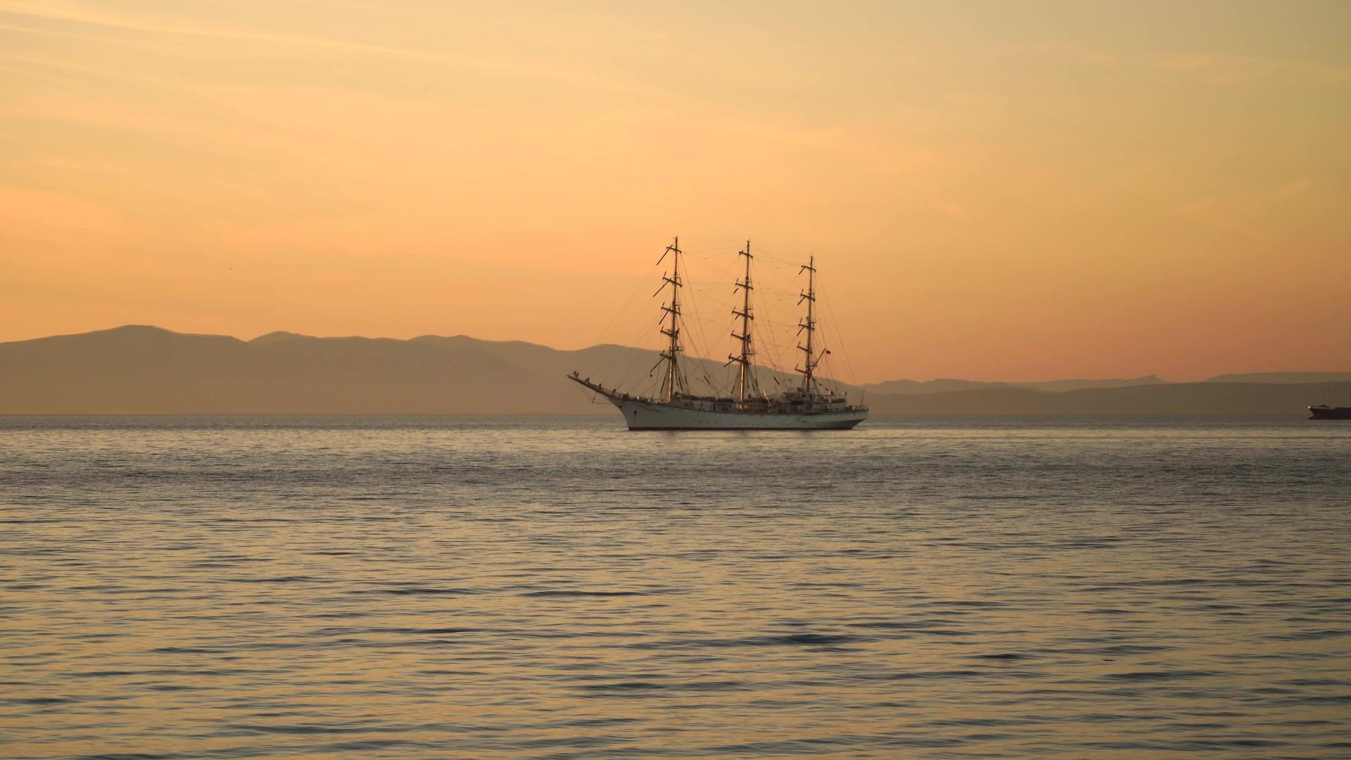 在日落的背景下有一个帆船海景视频的预览图