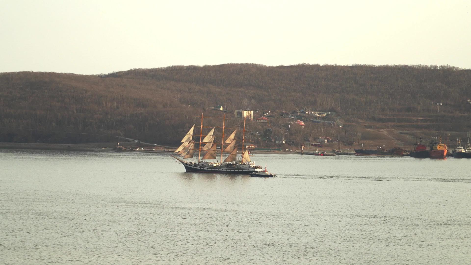 帆船在开阔的帆船上出海视频的预览图