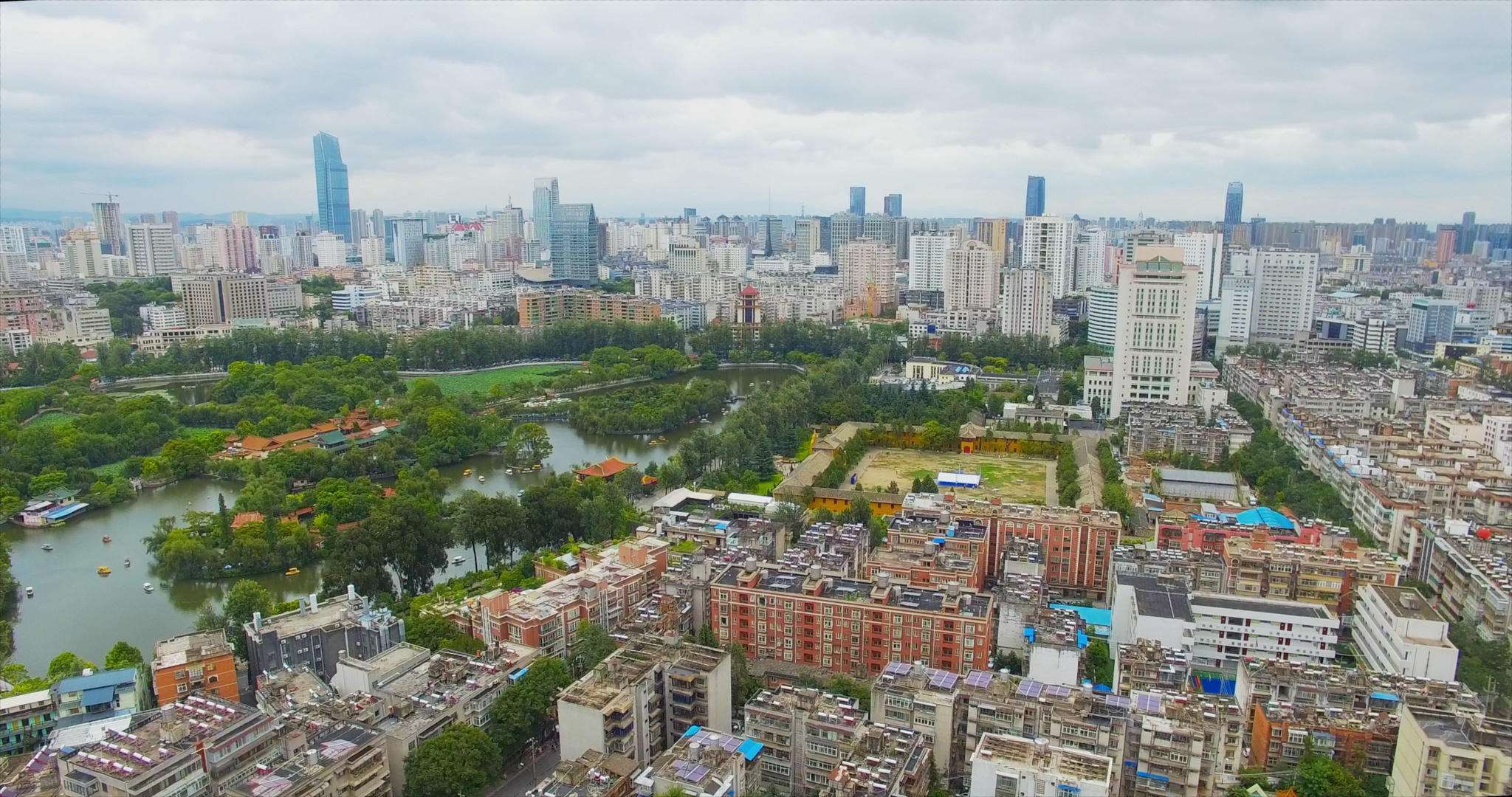 4k一线城市城区市容市貌航拍视频的预览图