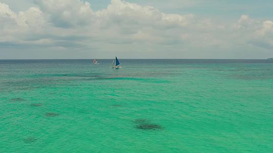 蓝拉凯岛的蓝海帆船视频的预览图