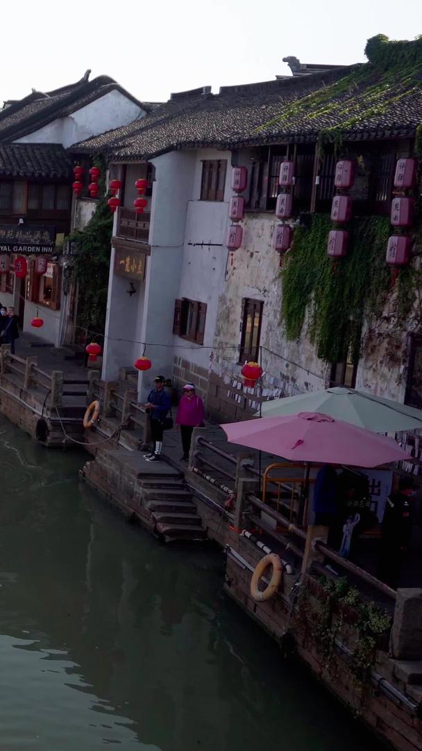 苏州水乡七里山塘景区游船视频素材视频的预览图