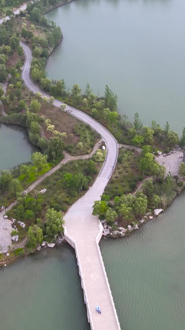 南湖湿地公园淮北4A风景区公路航拍视频的预览图