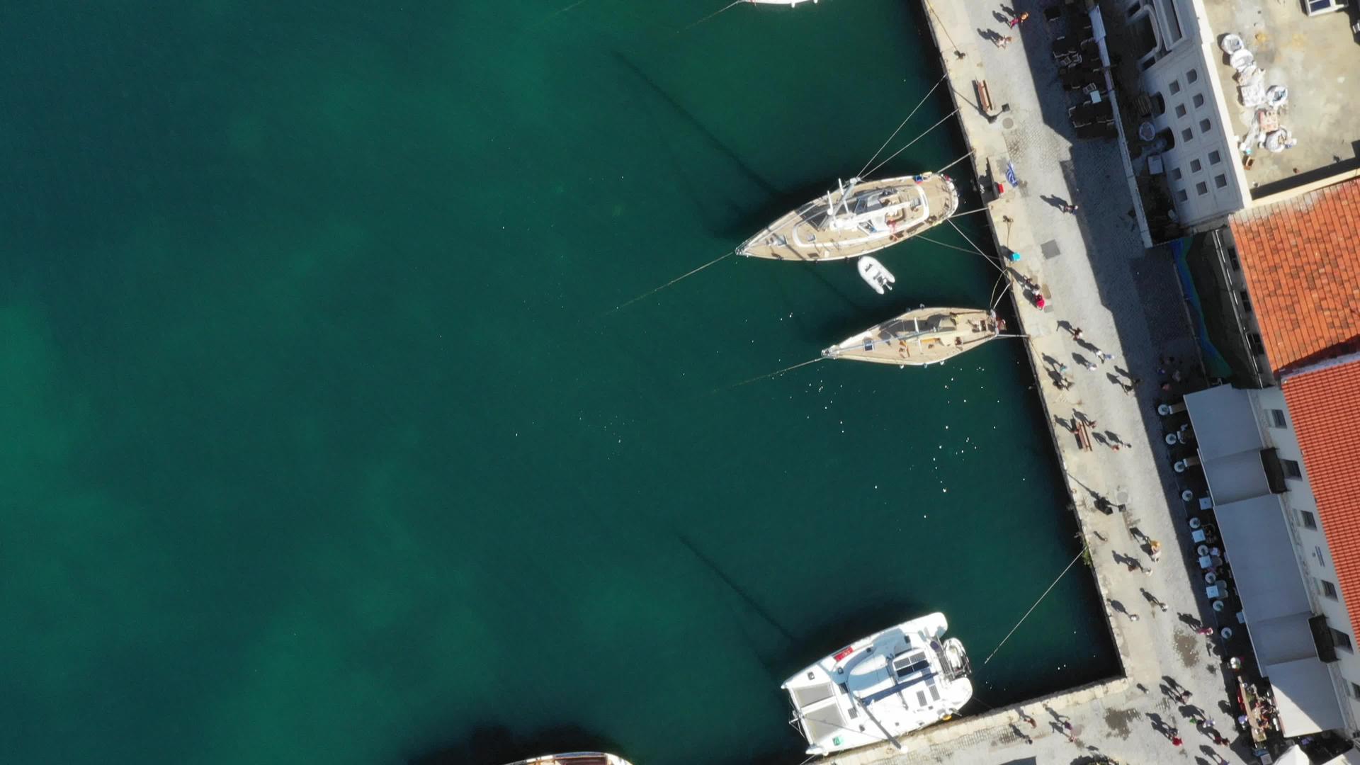 在空中观看无人机视频的标志性和风景如画的威尼斯老港视频的预览图