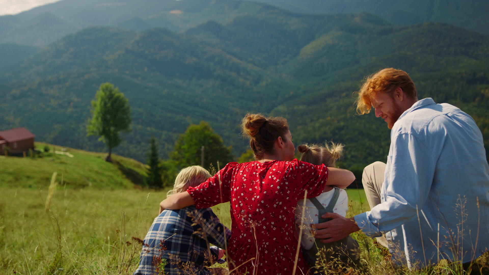 一家人坐在青山上前山全景视频的预览图