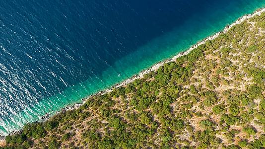 凯法利尼亚岛风景如画的锯齿状海岸线清澈碧绿视频的预览图