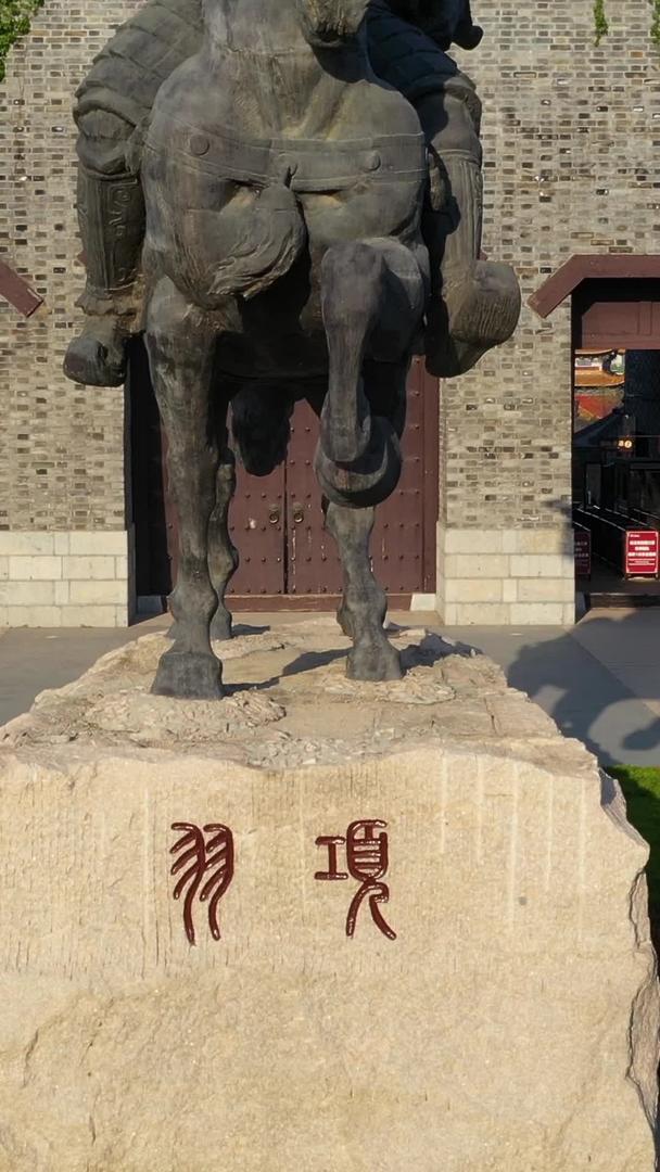 航拍4A项羽故里景区项羽雕像与西楚古城门视频视频的预览图