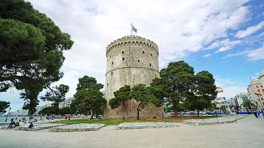 古希腊塞萨洛尼基市白色塔台是一个重要的历史里程碑视频的预览图