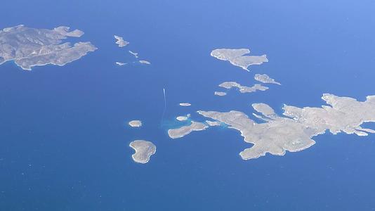 在空中拍摄的飞越希腊群岛的照片视频的预览图