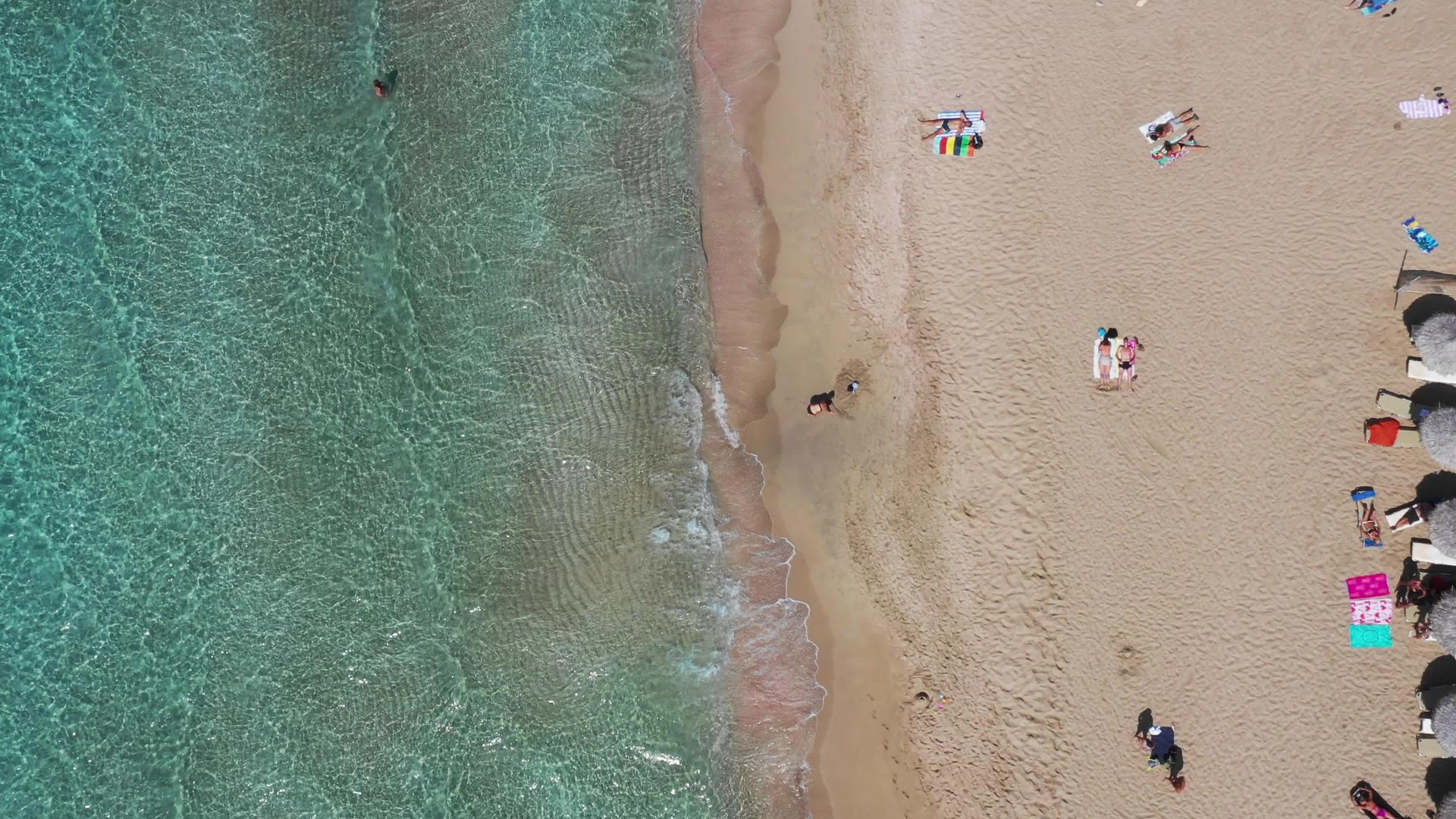 海滩的空中视频的预览图