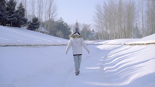 4k冬天雪地小路美女散步背影视频的预览图