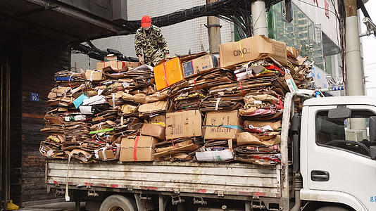 运输清理杂物废品回收4k素材视频的预览图