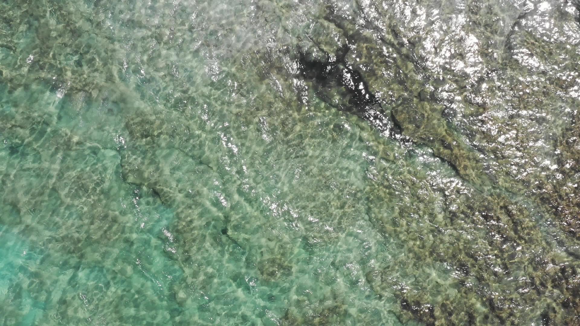 观看希腊克里特岛格拉姆武萨岛附近标志性的空中无人机视频的预览图
