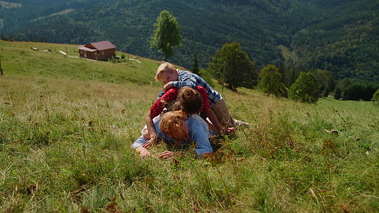 幸福的家庭躺在青山上视频的预览图