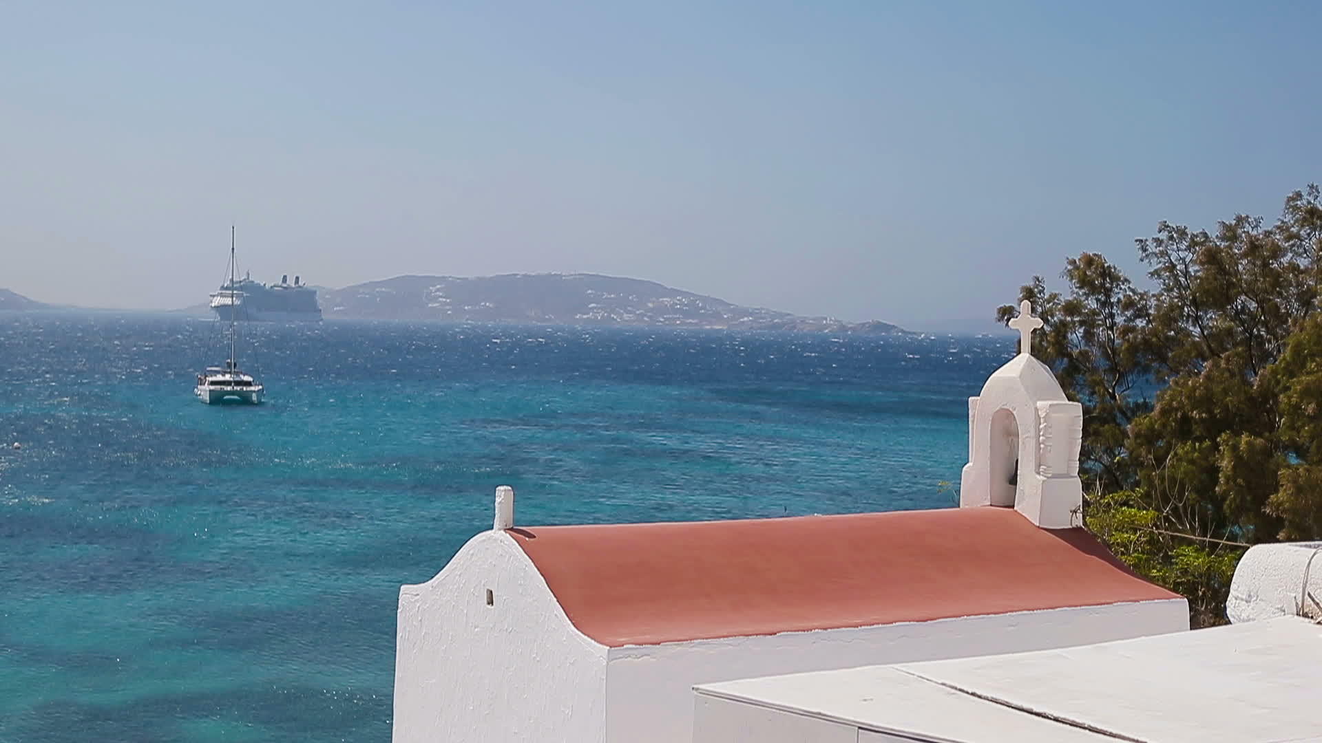 希腊岛屿的美丽细节——典型的希腊房屋有白色的墙壁和粉红色的花朵视频的预览图