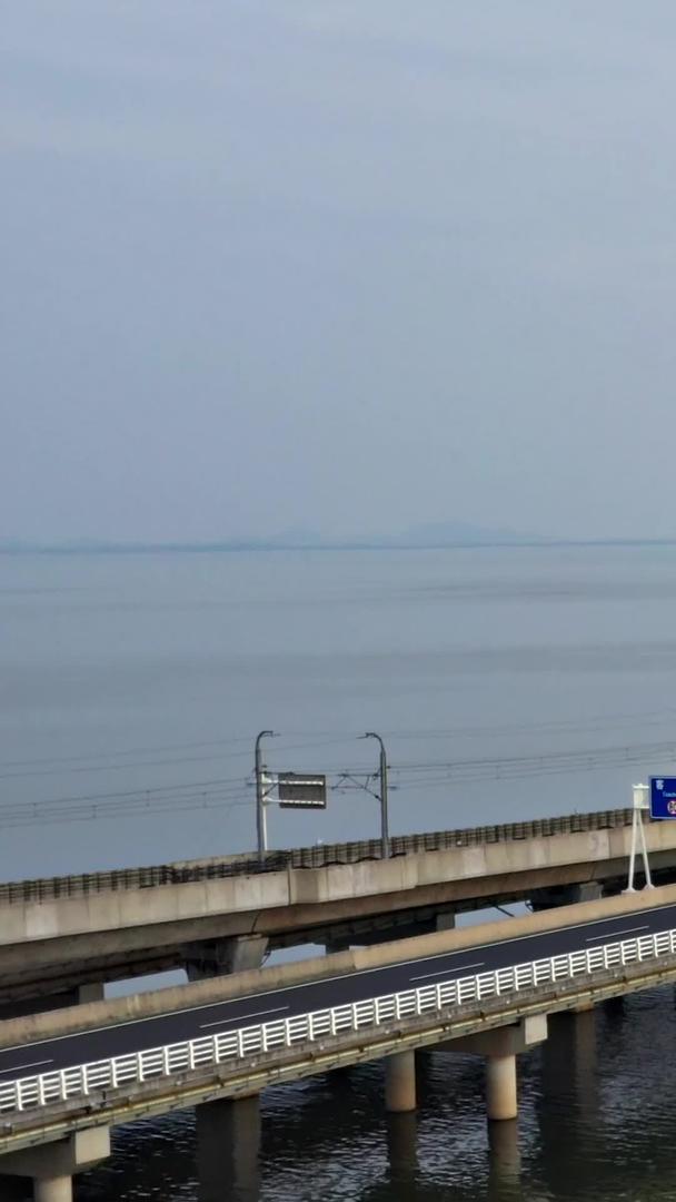 南京石臼湖水天一色地铁穿梭特大桥航拍视频的预览图