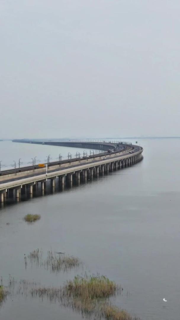 南京石臼湖水天一色地铁穿梭特大桥航拍视频的预览图