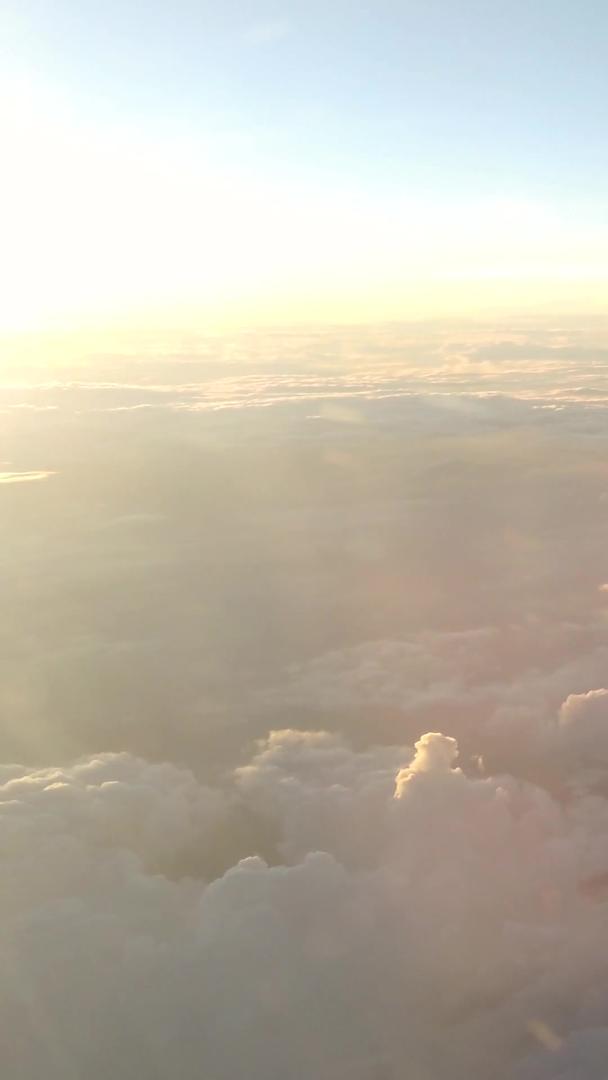 30000英尺高空俯瞰云层日落阳光天空素材视频的预览图
