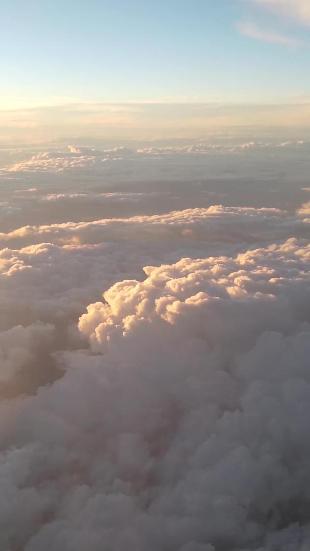 30000英尺高空俯瞰云层日落阳光天空素材视频的预览图