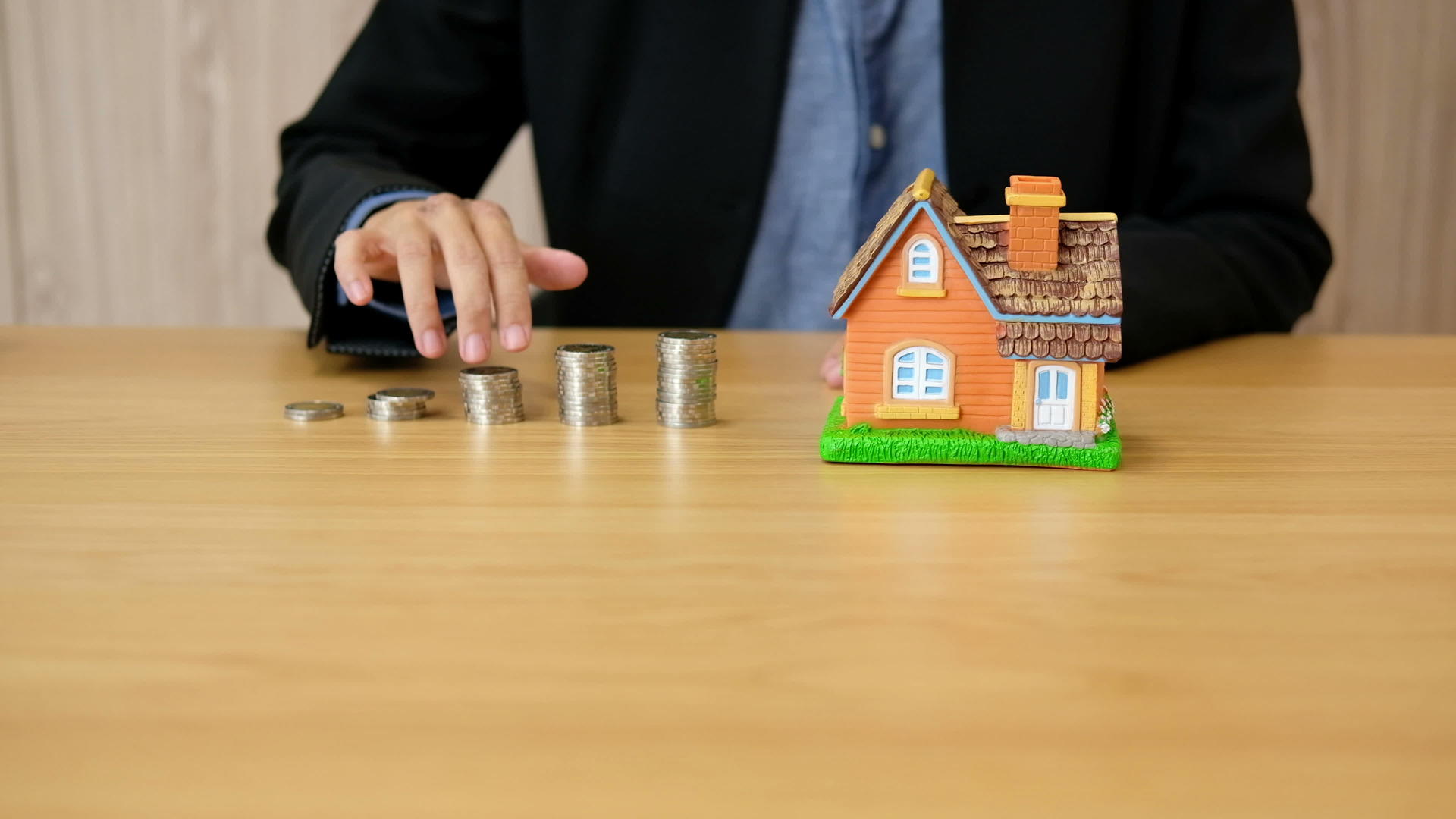 爬上硬币堆 控制房屋模型 存钱买房 抵押贷款 财产阶梯视频的预览图