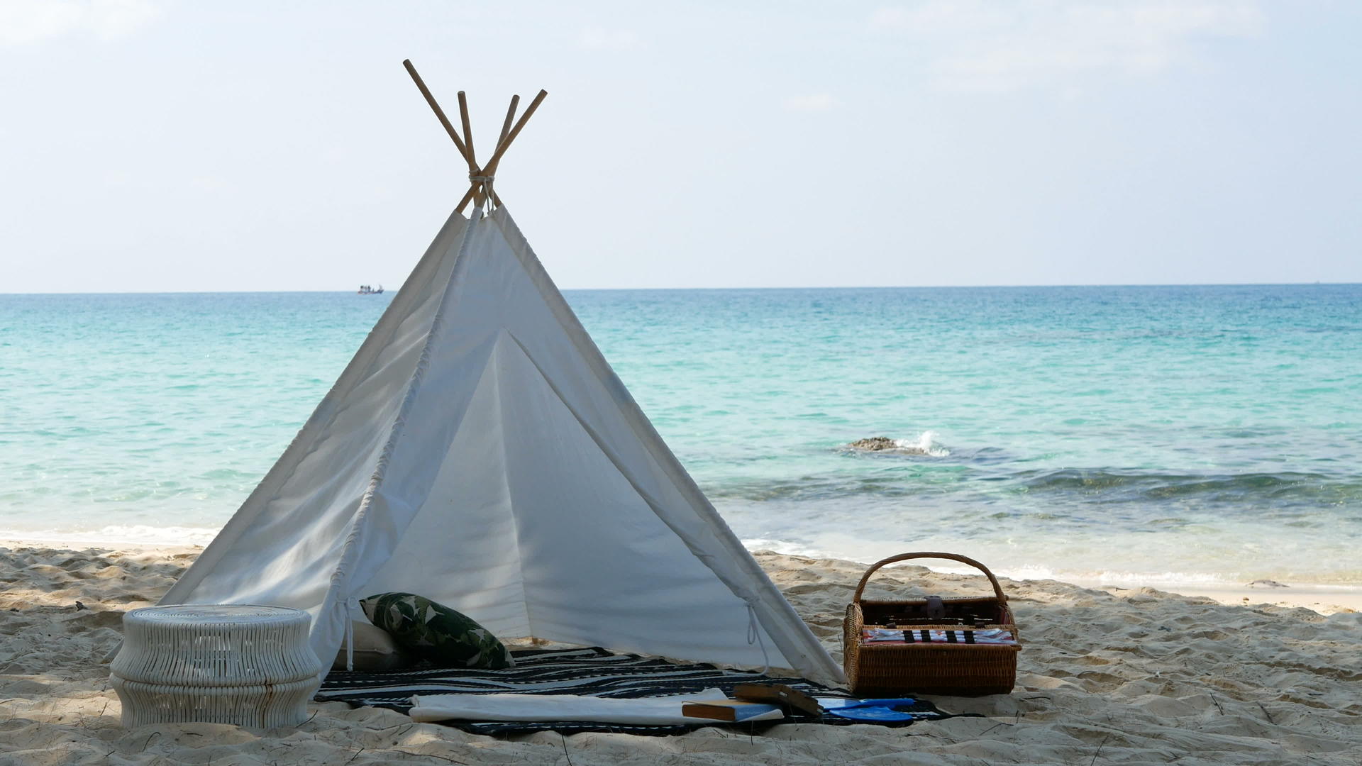 4k白色沙滩上的白色野餐帐篷有菜篮子的背景视频的预览图