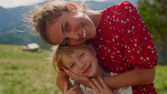 肖像微笑着家庭度假站在山谷里的母亲女儿视频的预览图