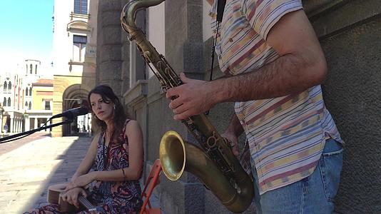 意大利街上的两对街头音乐艺术家视频的预览图