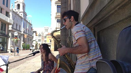 两对街头音乐艺术家在意大利街上玩耍视频的预览图