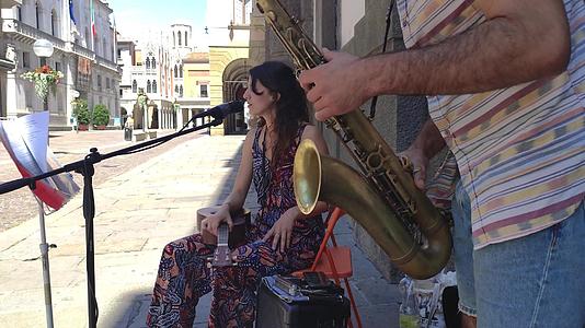 意大利14街的两对街头音乐艺术家Padua街上玩视频的预览图