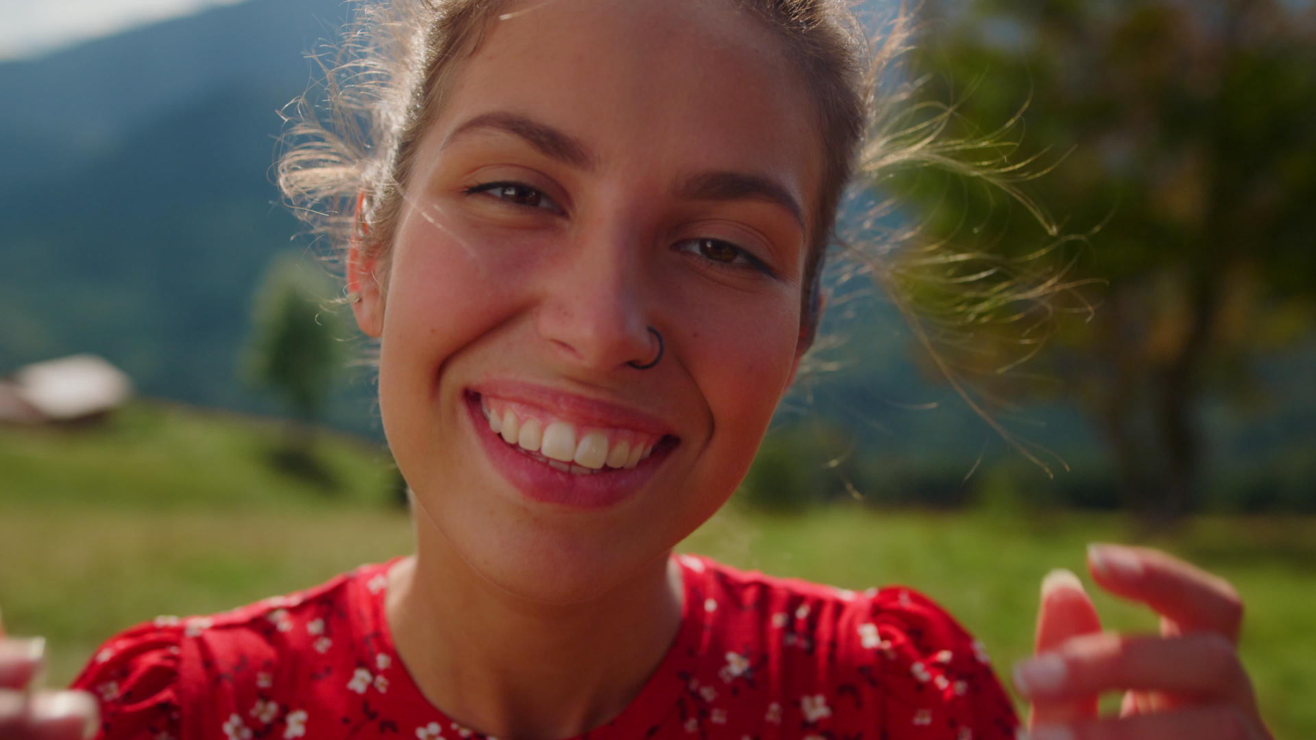 肖像开朗的女孩微笑着相机在绿草上视频的预览图