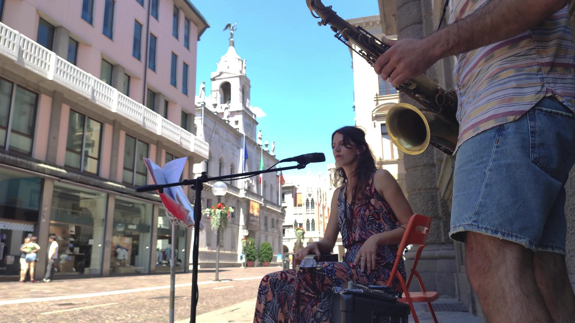 意大利13街的一对街头音乐艺术家Padua街上玩视频的预览图