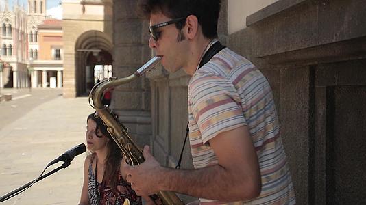 一对街头音乐艺术家在意大利街上玩耍视频的预览图