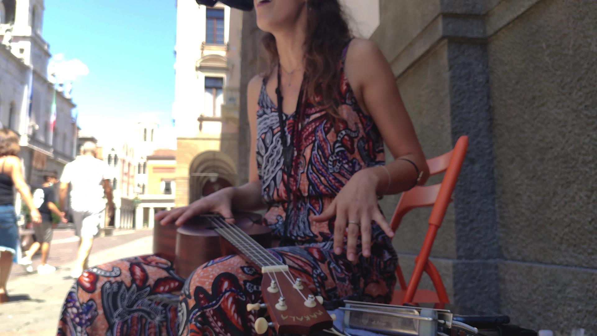意大利第二街的两对街头音乐艺术家Padua街上玩视频的预览图